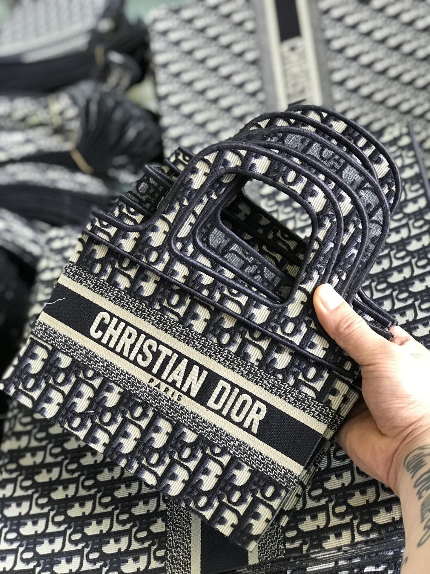 Dior bag packaging and presentation